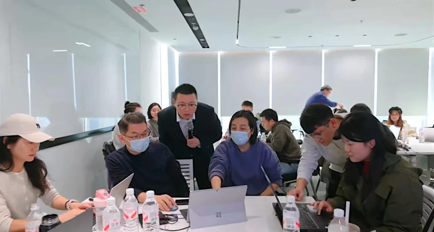 阿尔法学院学员分组协作完成课堂任务
